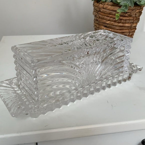 White Crystal Butter Dish With A lid - Picture 2 of 6